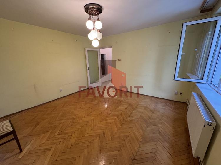 Etaj 2. Centrala proprie. La 400 m de Opera. Disponibil imediat.