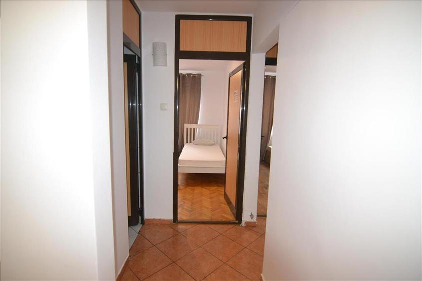 Apartament 3 camere decomandat intrare Răcădău, Str. Carpați