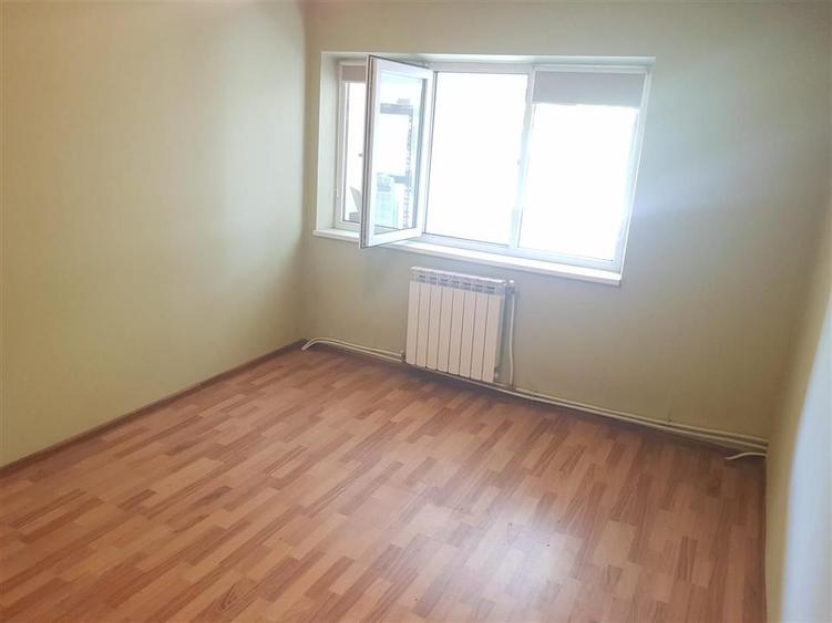 AP 3 camere, Victoriei, conf 1, parter cu balcon 19 mp, liber