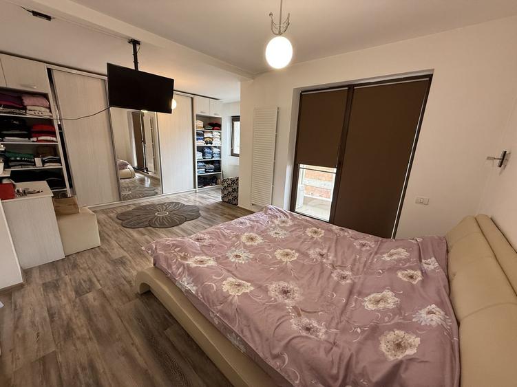Casă înșiruită complet mobilată + curte+ 2 parcari în complex inchis!