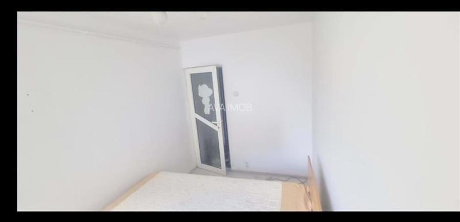 Apartament 3 camere nedecomandat, zona Milcov - 13