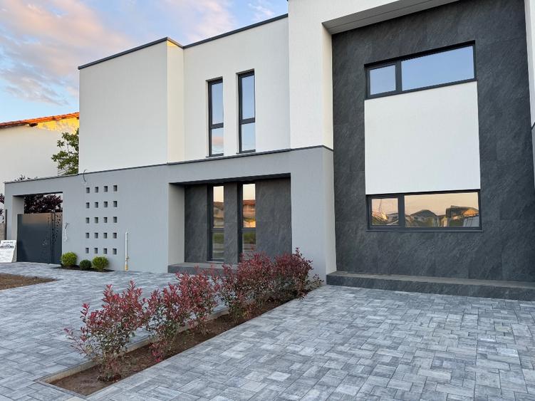 Vând Duplex la cheie cu zid dublu 5 camere 3 băi Comision zero