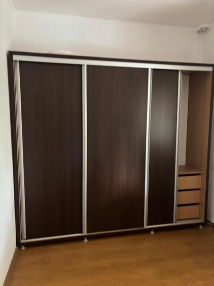 Vând apartament 4 camere zona centrală, langa parc