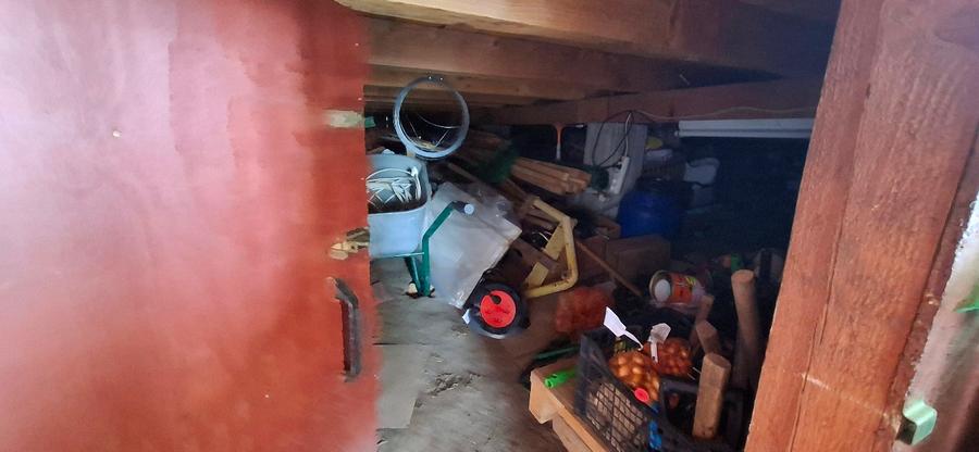 Vand cabana cu teren 660 m².