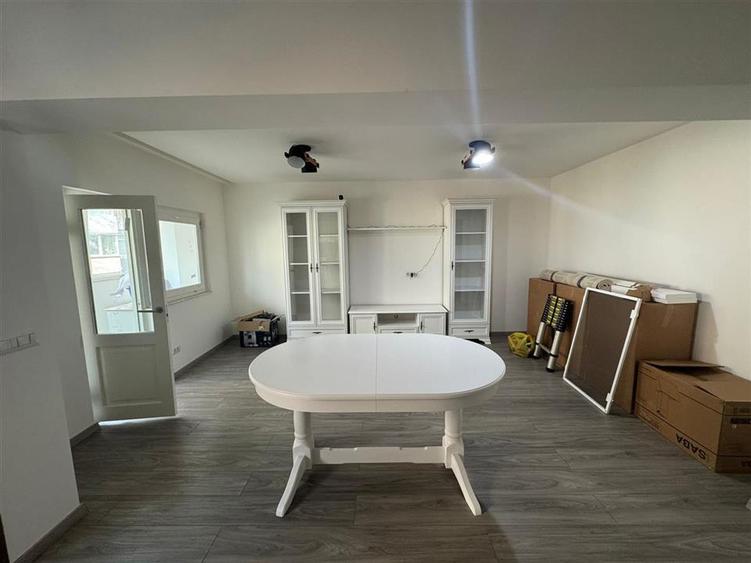 Ap 4 cam transformat in 3, et 1, renovat complet, zona Inspectoratul Scolar