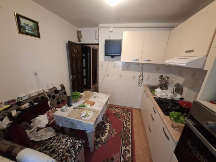 Apartament cu 3 camere decomandat, zona Frumoasa