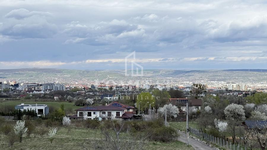 Casă individuală cu panoramă spre oraș zona de case și vile