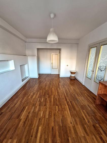 Vinzare apartament renovat cu design italian in Piata Romana