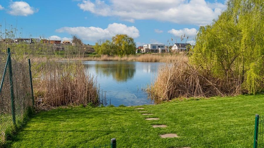 Teren intravilan Moara Vlasiei – deschidere directă la lac | 883 mp | Utilități