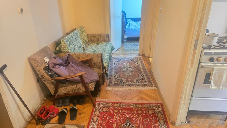 Vand apartament 2 camere decomandat in Deva, pe Bld. Balcescu, etaj 1
