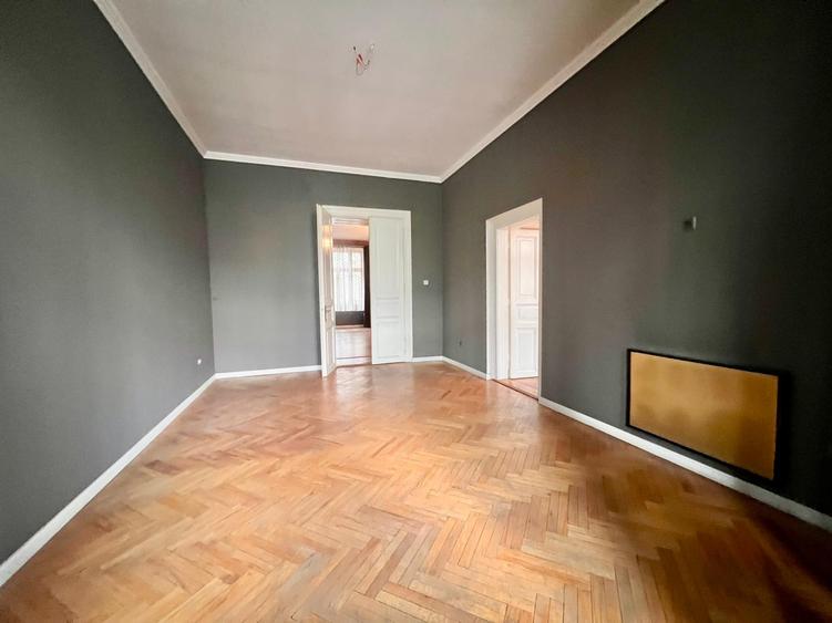 De vânzare apartament 3 camere zona semicentrală