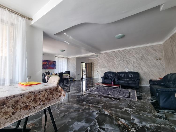 Vilă deosebită- 8 camere- Cartierul CFR Bacău- destinații multiple