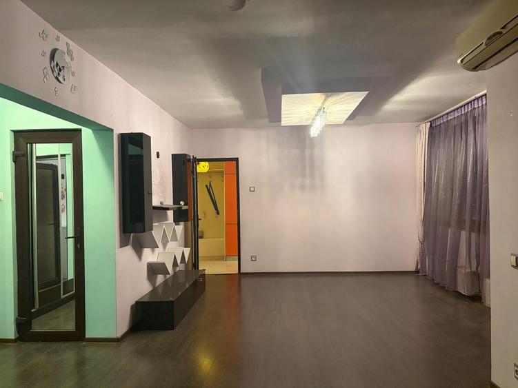 Apartament cu trei camere transformat in doua, Calea Grivitei