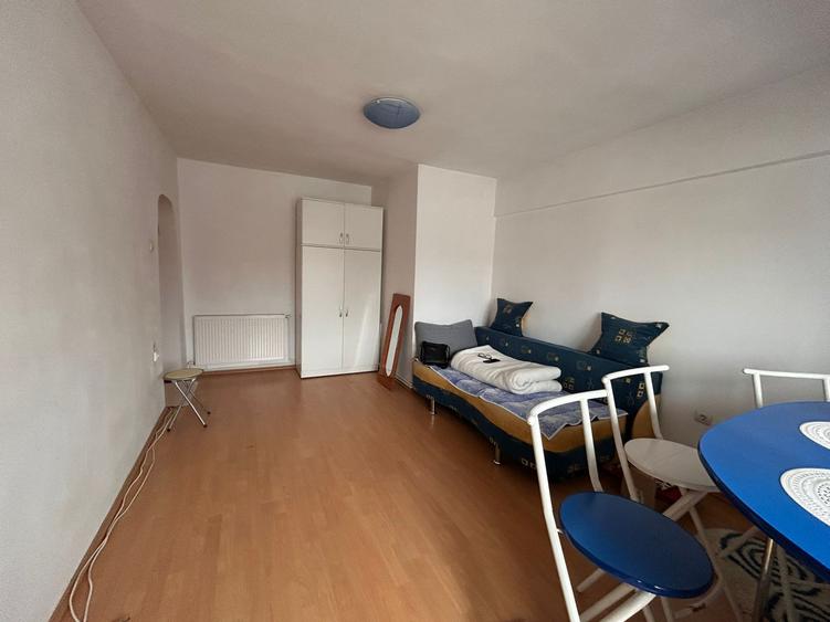 Apartament 1 camera - Transformat in doua camere, zona Radu Negru.