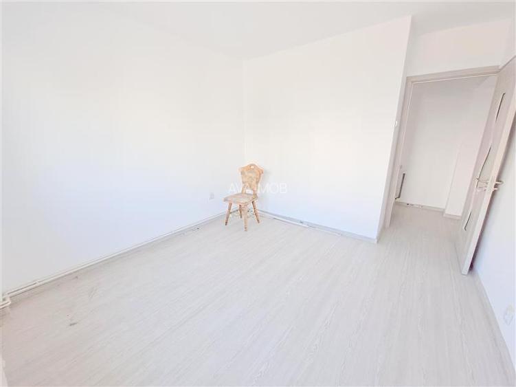 Apartament 3 decomandate, etaj 1, renovat, zona Ura
