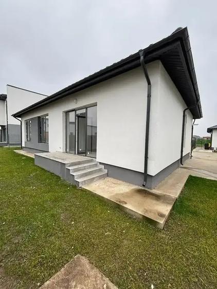 Casa De Vanzare 4 Camere | Finalizata | Curte Parcarea | Bariera