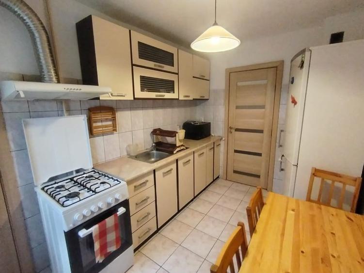 Apartament cu 3 camere decomandat, mobilat în Girocului