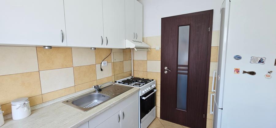Inchiriez apartament de 2 camere,decomandate situat in zona Cedonia,la etajul 3