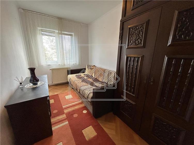Apartament spatios cu 3 camere, Str. Scoala de Inot