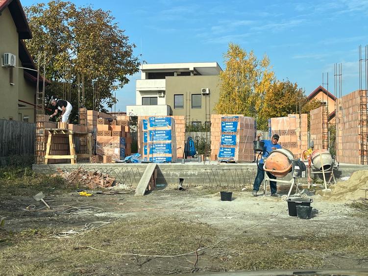 OMNIA-Proprietati alese! Teren mare, casa la rosu, excelent situat.
