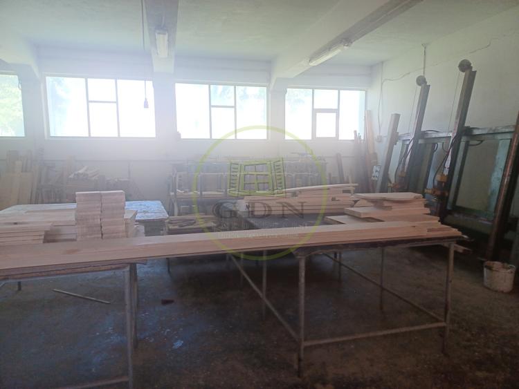 De vanzare fabrica mobilier lemn masiv sculptat + confectii metalice