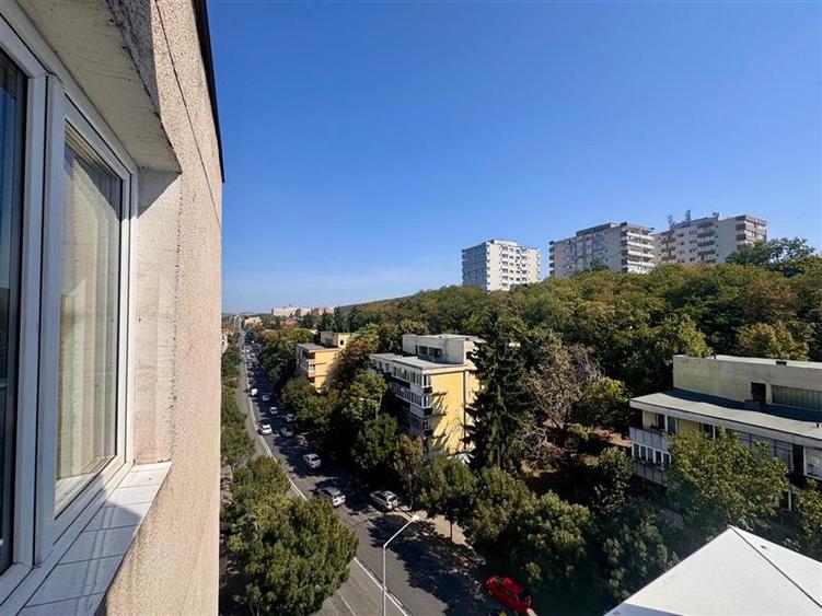 Decomandat, luminos, 2 camere si priveliște superba, zona 7 Noiembrie