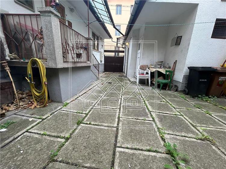 Casa individuala 3 camere, 2 bai, acces auto - Ultracentral