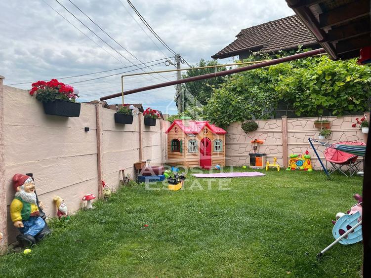 Jumatate de duplex  cu 4 camere si 2 bai, decomandat situat in Utvin