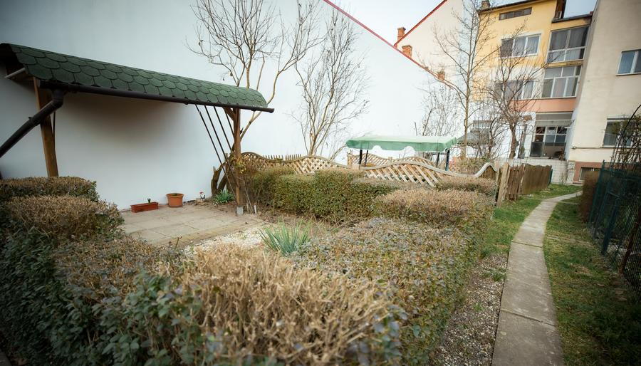 🌿 Oază de liniște în centrul orașului – Apartament 3 camere cu curte, etaj 1