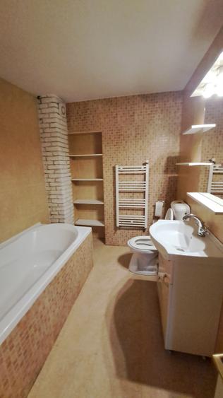 TEREN CU CASA DEMOLABILA