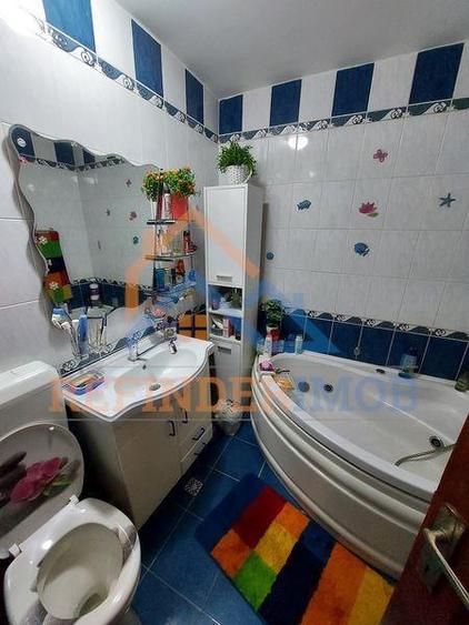 Apartament de vanzare cu 3 camere, 2 gr sanitare - zona 13 Septembrie