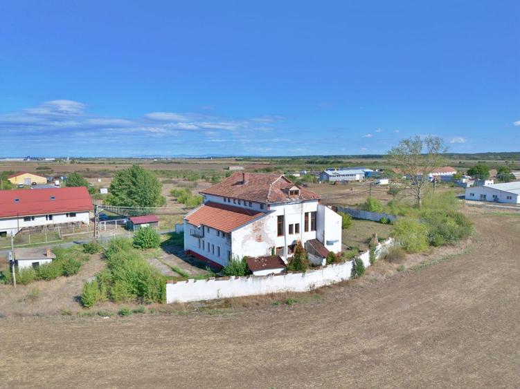 De vânzare „Casa Albă”, orașul Pecica, jud. Arad