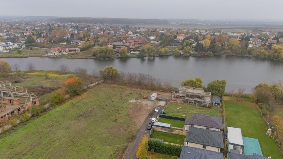 Vilă modernă cu vedere la lac, minicomplex inchis