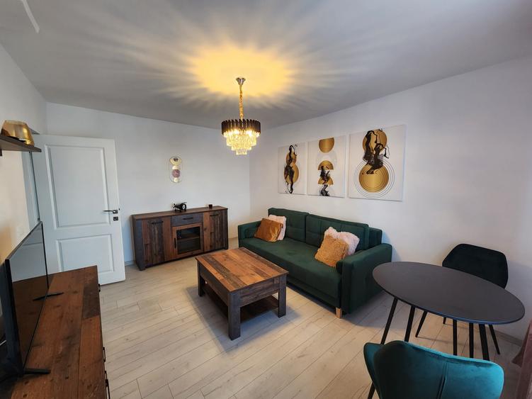 Închiriez apartament cu 3 camere și garaj