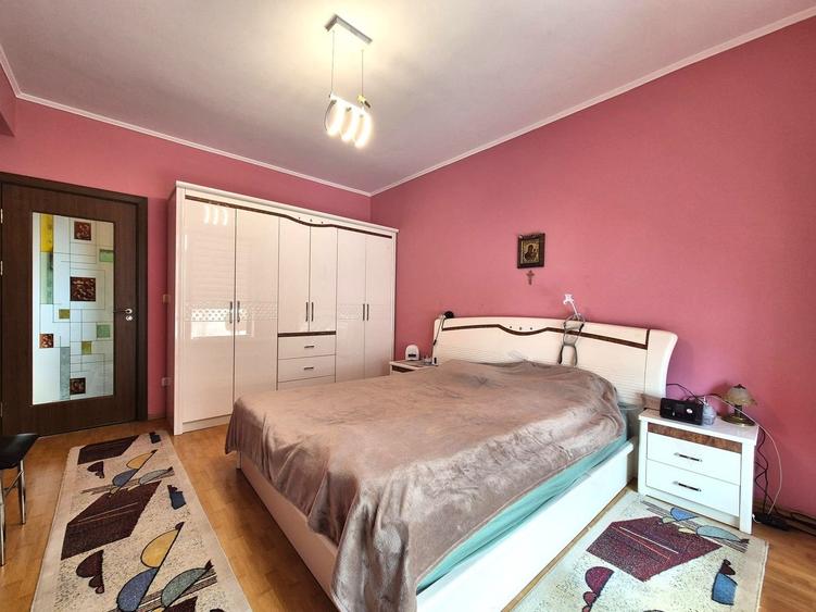 Tractoru, zonă liniștită de case, apartament spațios 3 camere cu garaj