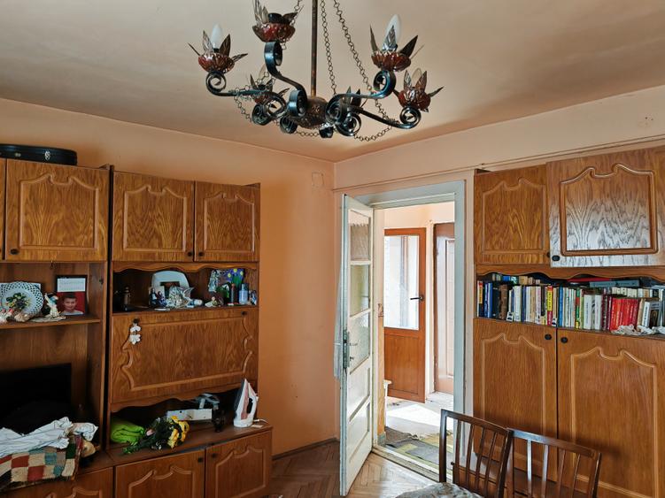 Apartament 5 camere pe 2 niveluri, in casa zona Florilor