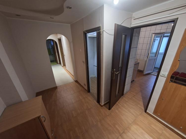 Apartament cu 3 camere decomandat, etajul 3/4, zona Nicolina