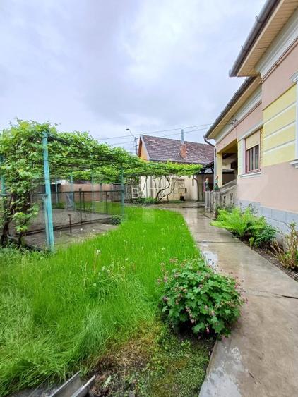 Casa renovabila cu 2 spatii comerciale, 416.6 mp, teren de 781 mp, zona Micro I - 2