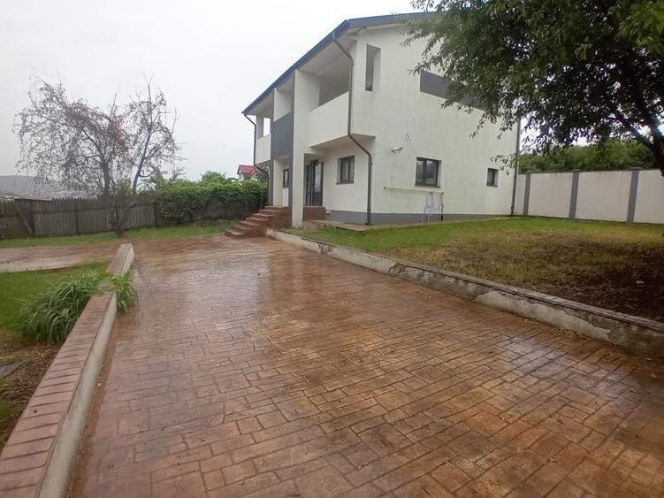 Casa mare, luminoasa, spatioasa cu 5 camere, doua bai, 400 mp teren, Bucium
