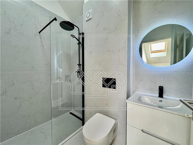 Penthouse cu 4 camere si balcon - 2 bai, intabulat
