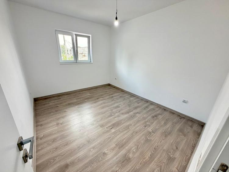 Casa P+1 la 1 km fata de metrou Aparatorii Patriei. 3 cam. Teren 110 mp