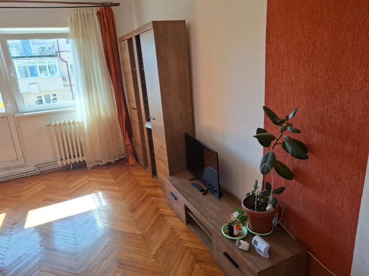Inchiriez apartament 3 camere , 2 bai zona centrala