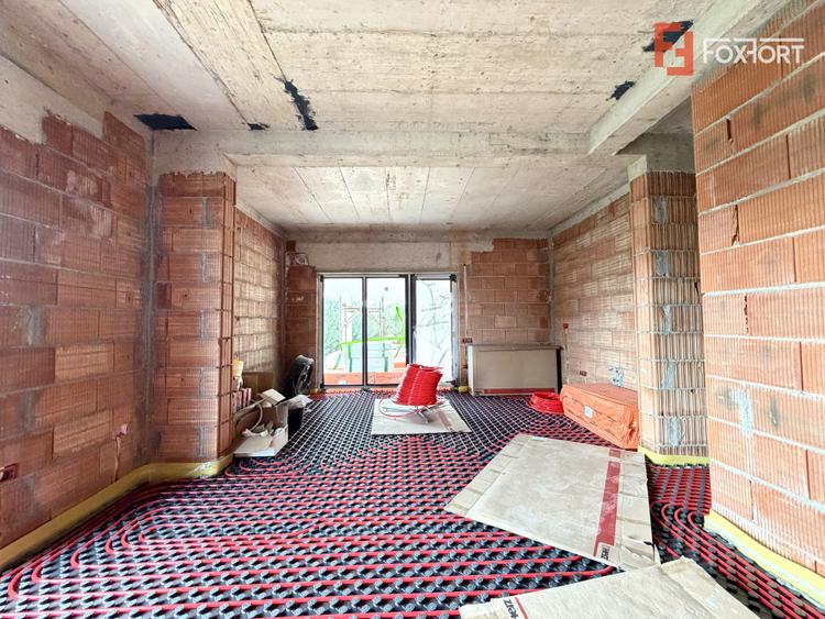 Duplex despartit prin camera tehnica, 5 camere, teren de 308 in Sanandrei