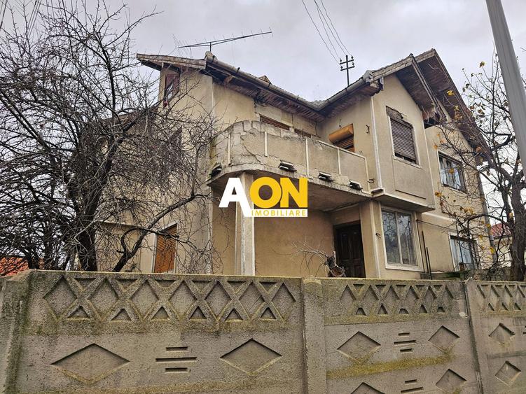 Casa cu 7 camere, 700 mp teren, deschidere la 2 strazi, zona Centru