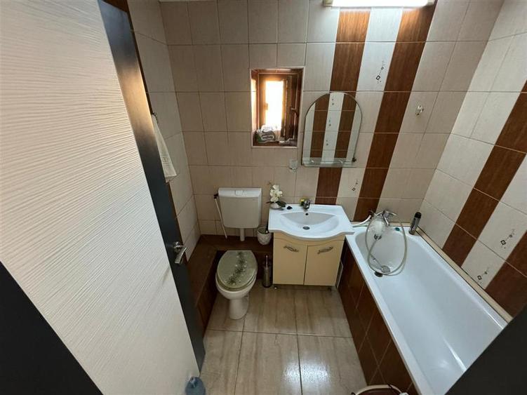 Apartament 4 camere, etaj 3 cu acoperis, nemobilat