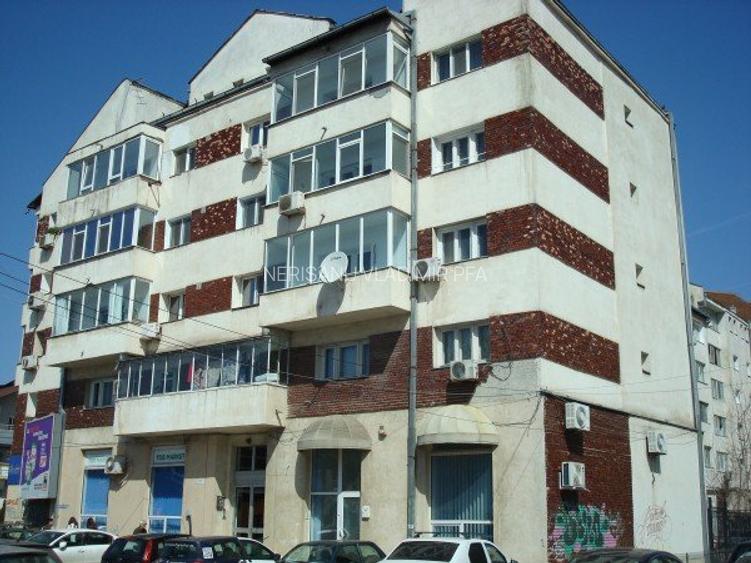 Bd.Unirii-Str.Traian-Str.Matei Basarab-Rin Hotel magazin inchiriere - 2