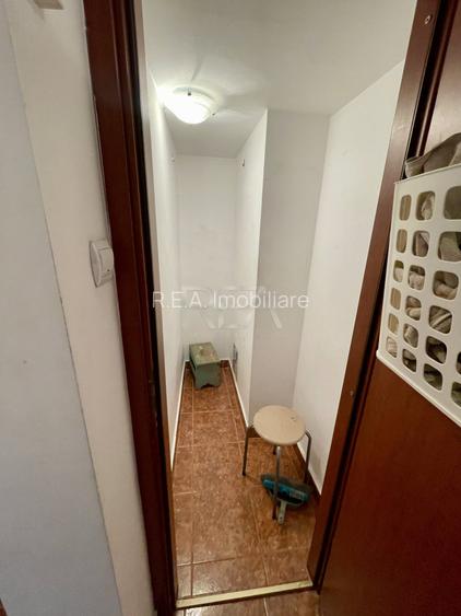 2 camere cu vedere pe spate, Banu Manta | bloc 1981