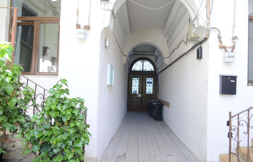 Apartament renovat in cladire interbelica, zona centrala
