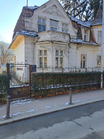 Vila cu 2 apartamente si 1200 mp,teren cu drum de acces pentru construire case