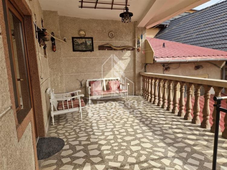 Casa familiala cu spatiu comercial si garaj P+1E+M 720 Mp